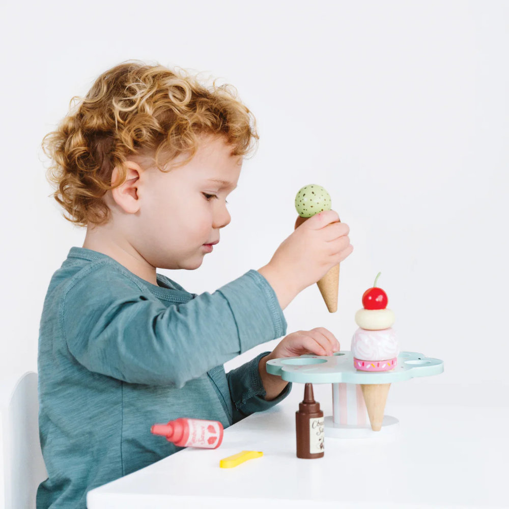 Wooden ice cream stand & toppings - Image 2