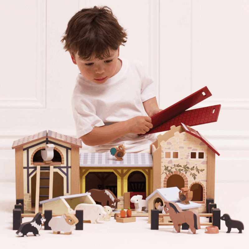 Wooden farmyard stables - Image 2